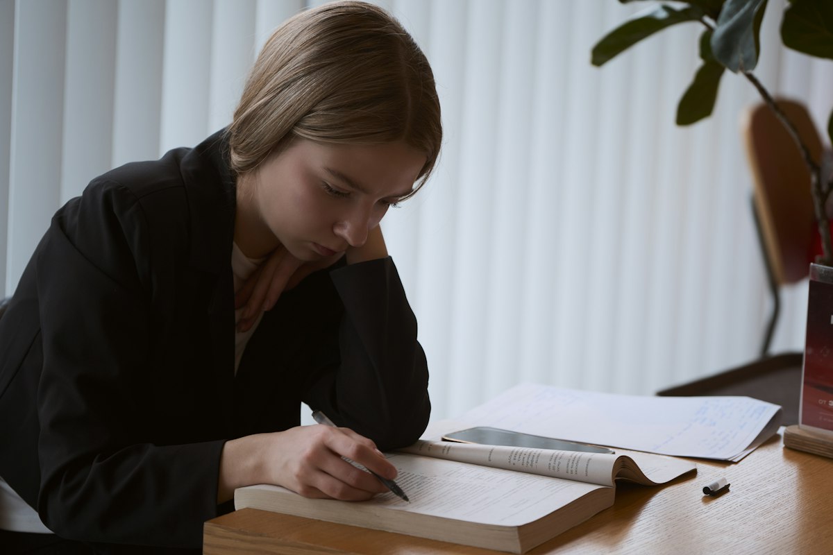 Mężczyzna pracujący z wysoką koncentracją